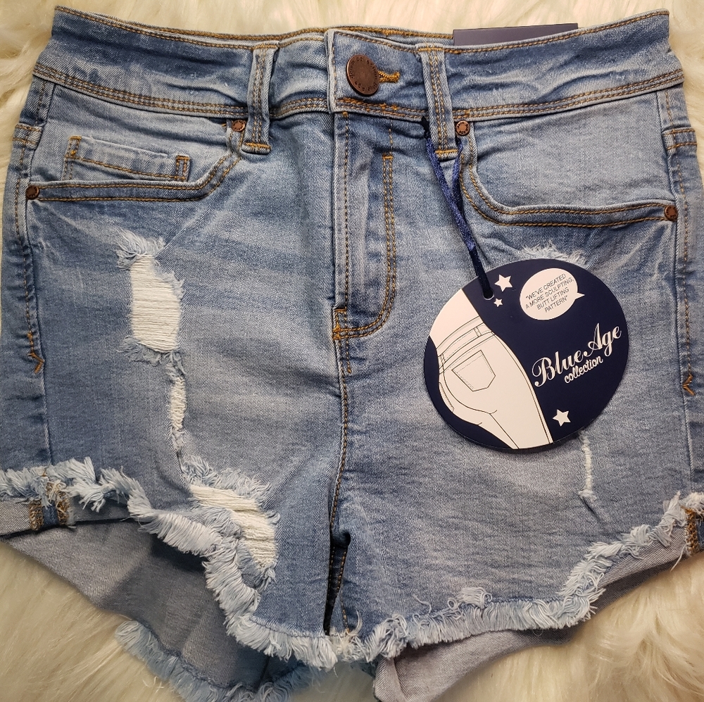 High-Waisted Light Wash Distressed Denim Shorts with Raw Frayed Hem - Picture 3 of 10